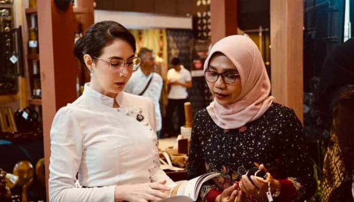 Mengintip Keseruan Cantika Wahono dan Arumi Bachsin di Stand Pameran Batik Bordir