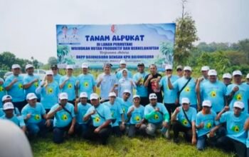 Bupati Bojonegoro Tanam Alpukat untuk Hutan Produktif dan Lingkungan Lebih Lestari