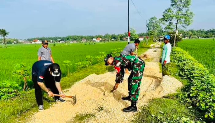 Karya Bakti, Babinsa Bojonegoro Bersama Masyarakat Mendukung BBGRM XXII