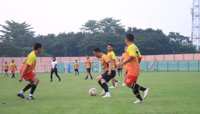 Acara Fun Game Sepak Bola di Stadion H. Letjen Soedirman