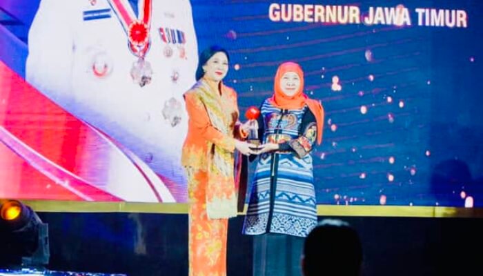 Gubernur Khofifah Raih Penghargaan Leading Women Awards 2025