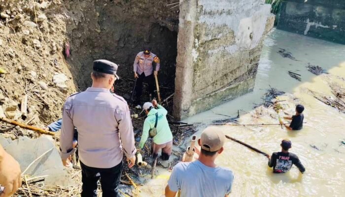 Warga dan Aparat Pasang Bronjong Cegah Longsor Akibat Luapan Sungai Sekar