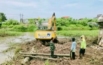 Pendampingan Normalisasi Saluran Irigasi oleh Babinsa Laren