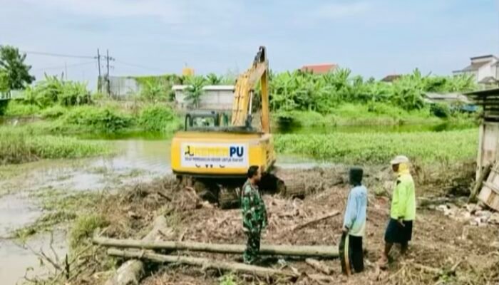 Pendampingan Normalisasi Saluran Irigasi oleh Babinsa Laren