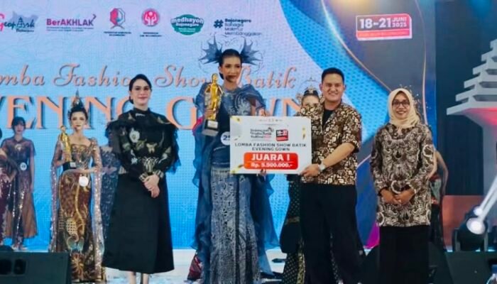 Semarak BWBF 2025 Fashion Show Batik Evening Gown di Bojonegoro