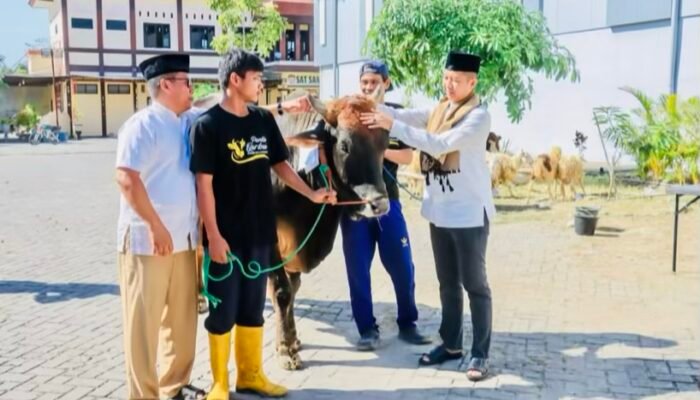Polres Bojonegoro Salurkan Hewan dan Daging Kurban Ke Warga dan Mitra