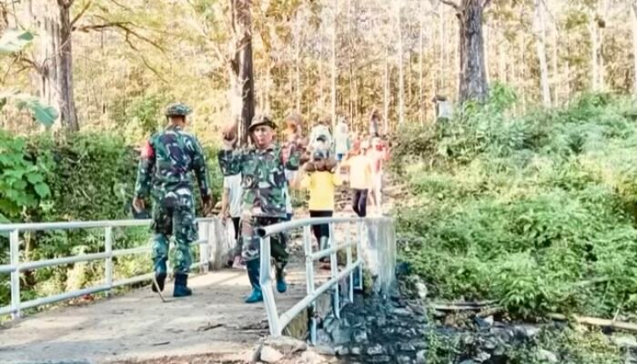 Karya Bakti Babinsa dan Masyarakat Sambongrejo: Membangun Bronjong dan Jalan Makadam