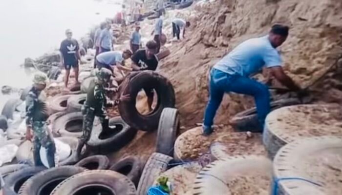 Koramil Padangan dan Warga Atasi Longsor di Desa Banjarjo