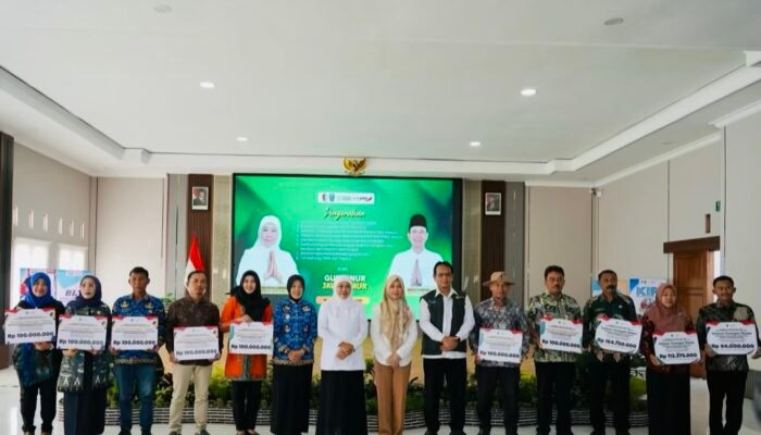Gubernur Jatim Salurkan Bantuan Sosial Rp6,7 Miliar di Bojonegoro