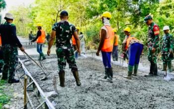 Jalan Penghubung Desa Soko-Pajeng Dikebut, Program TMMD ke-125 Pacu Perekonomian Lokal