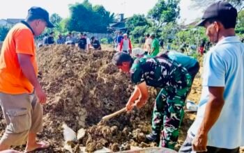 Warga Tlumbung, Babinsa Sumberrejo Bersih-Bersih Area Makam