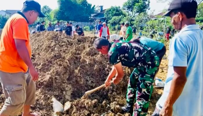 Warga Tlumbung, Babinsa Sumberrejo Bersih-Bersih Area Makam