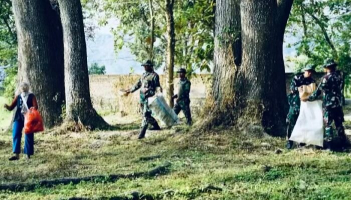 TMMD ke-125 Bojonegoro: TNI, Mahasiswa, dan Masyarakat Bersinergi Bersihkan Wisata Sumber Air Ubalan