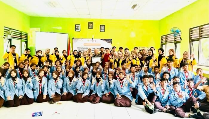 Inovasi KKN-TK 08 Unigoro: Pelatihan Pembuatan Briket dari Limbah Belimbing di SMPN 2 Kalitidu