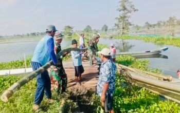 TNI dan Warga Dalam Pembendungan Sungai di Lamongan