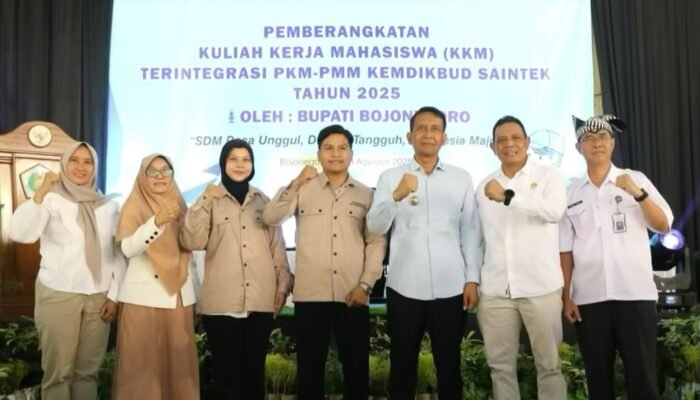 Bupati Lepas Ratusan Mahasiswa KKM IKIP PGRI Bojonegoro
