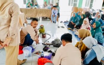 Ibu PKK Desa Ngasem dan KKM IKIP PGRI Bojonegoro Berkolaborasi Membuat Lilin Aromaterapi dari Limbah