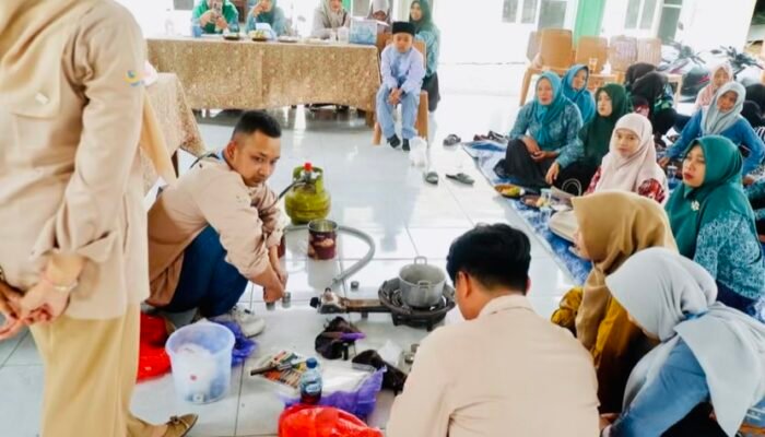Ibu PKK Desa Ngasem dan KKM IKIP PGRI Bojonegoro Berkolaborasi Membuat Lilin Aromaterapi dari Limbah