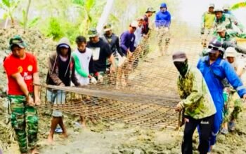 TNI dan Warga Desa Soko, Bojonegoro Gotong Royong Bangun Desa melalui TMMD ke-125