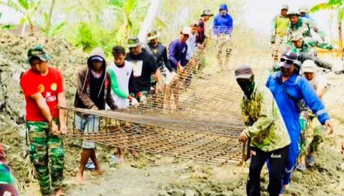TNI dan Warga Desa Soko, Bojonegoro Gotong Royong Bangun Desa melalui TMMD ke-125