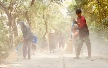 Gotong Royong Bersihkan Lingkungan Jelang TMMD Berakhir di Desa Soko