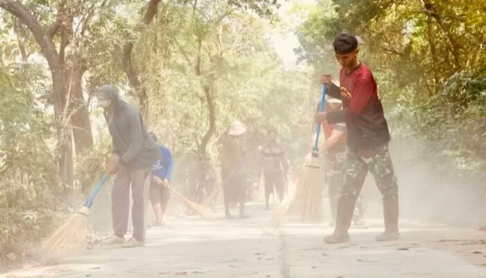 Gotong Royong Bersihkan Lingkungan Jelang TMMD Berakhir di Desa Soko