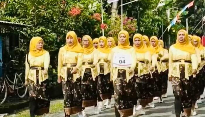 Warga Dusun Keboh, Kebonsari Ikuti Gerak Jalan HUT RI ke-80