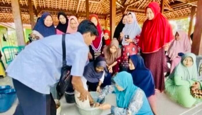 Pelatihan Pembuatan Jamur dari Bonggol Jagung di Desa Panjang