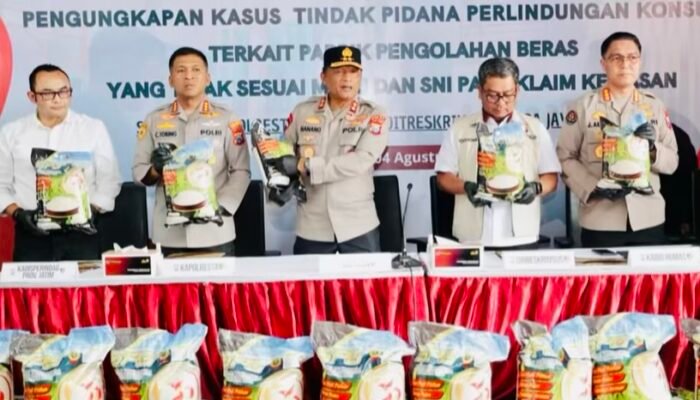 Polda Jatim Menggerebek Pabrik Beras Oplosan di Sidoarjo