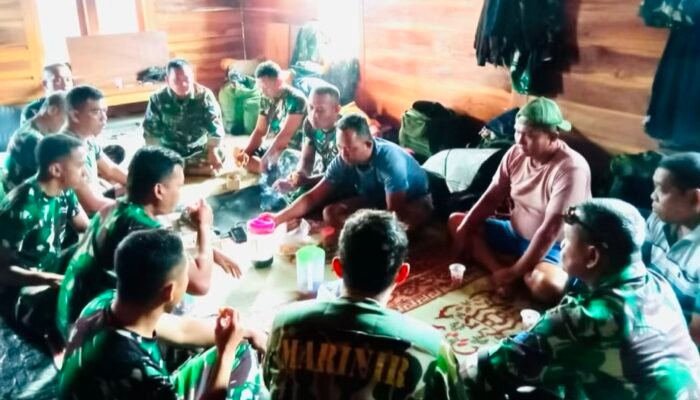 TNI dan Masyarakat  Makan Bersama di Tengah TMMD ke-125