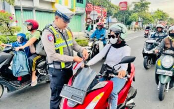 Polres Bojonegoro Bagikan Bendera Merah Putih Sambut HUT ke-80 RI