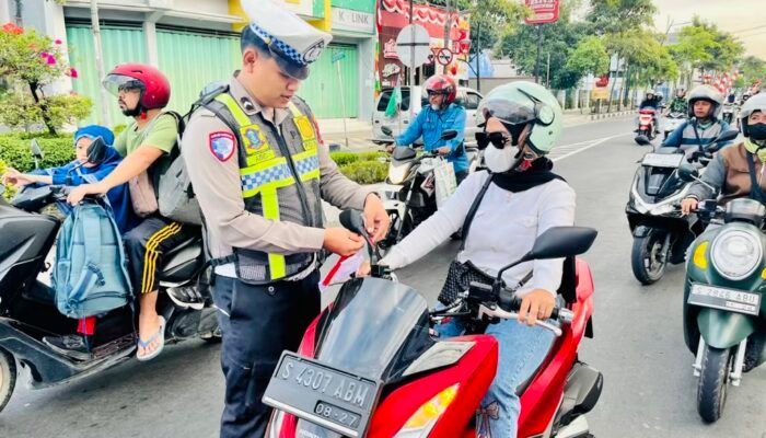 Polres Bojonegoro Bagikan Bendera Merah Putih Sambut HUT ke-80 RI