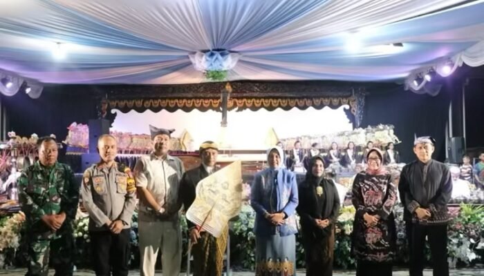 Pagelaran Wayang Kulit di Banjarejo Semarak, Wabup Nurul Azizah Soroti Kesehatan Anak