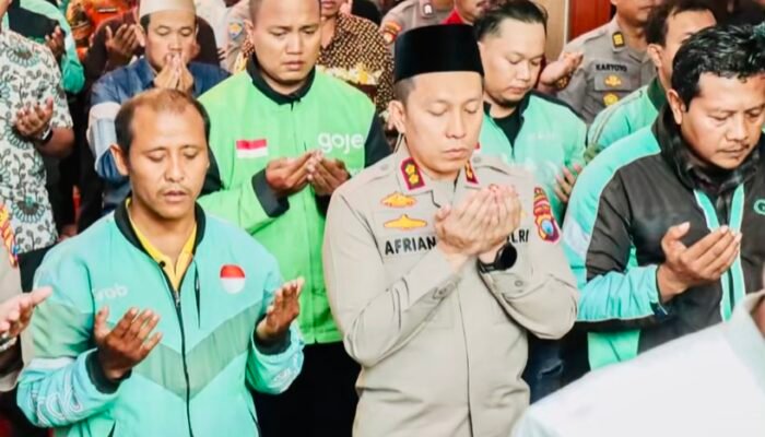 Salat Gaib untuk Almarhum Affan Kurniawan di Polres Bojonegoro