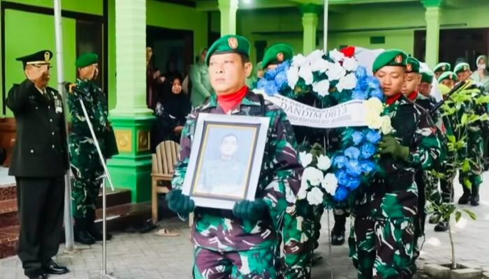 Kasdim Bojonegoro Pimpin Upacara Pemakaman Militer Sertu Aripin