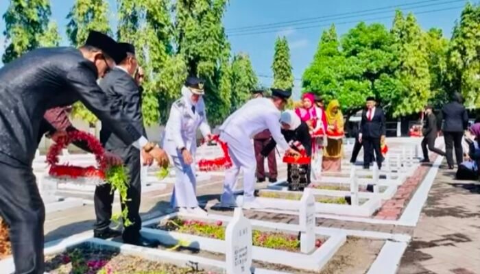 Ziarah dan Tabur Bunga: Menghormati Jasa Pahlawan di HUT Ke-80 RI
