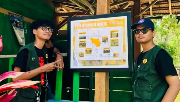 Mudahkan Wisatawan Explor Geopark, KKN-TK 20 Universitas Bojonegoro Pasang Peta Wisata Geopark Negeri Atas Angin