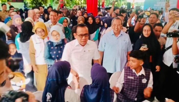 Menteri Pratikno dan Dirjen Kemenkes Tinjau Cek Kesehatan Gratis di Bojonegoro