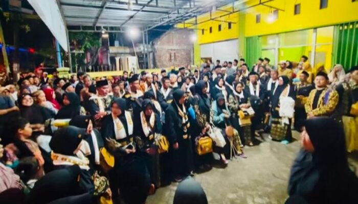 Tangis Haru Sambut Keberangkatan 250 Jemaah Umrah Madani Indonesia di Purwosari