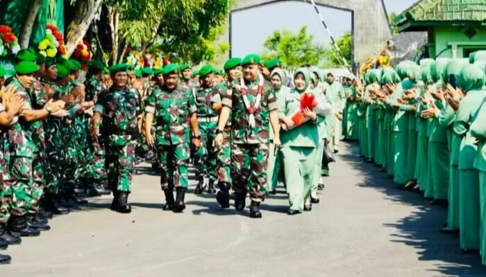 Momen Haru dalam Tradisi Pelepasan dan Penyambutan Dandim 0813 Bojonegoro