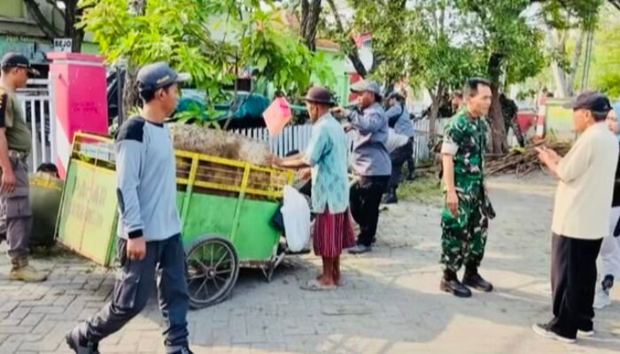 HUT TNI Ke-80: Kerja bakti TNI dan Warga Desa Sukorejo