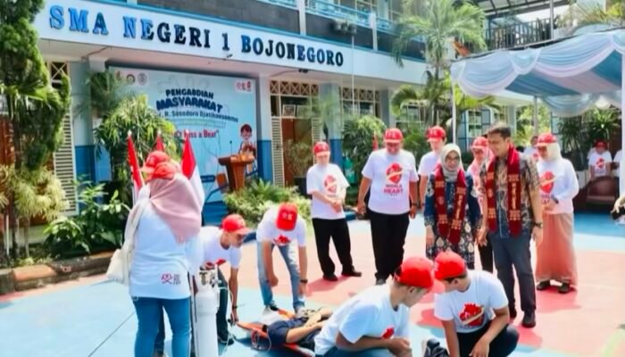 Dampingi Ketua PKK, Bupati Bojonegoro Apresiasi Gerakan Edukasi Kesehatan Jantung di SMAN 1 Bojonegoro
