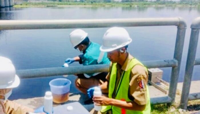 Air Bengawan Solo Berubah Warna, DLH Bojonegoro Turun Tangan Ambil Sampel Uji Laboratorium