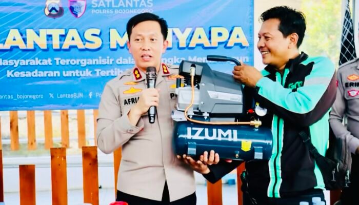 Kapolres Bojonegoro Berikan Bantuan  ke Komunitas Ojol