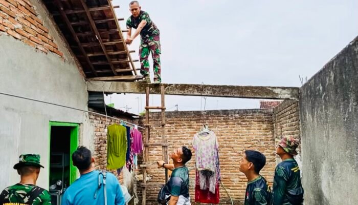 Babinsa Bojonegoro Gerak Cepat Bantu Perbaiki Atap Rumah Warga