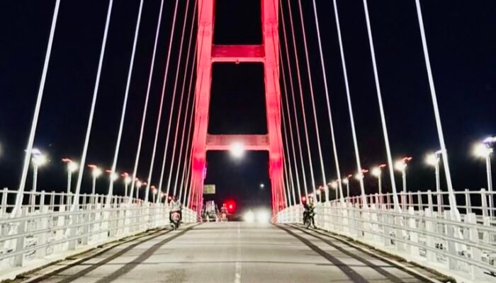 Pemasangan Lampu LED di Jembatan Sosrodilogo Bojonegoro