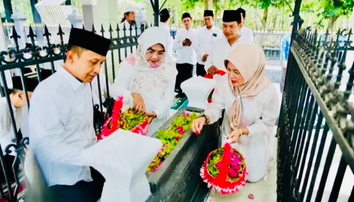 HJB ke-348: Setyo Wahono & Nurul Azizah Ziarah Makam Leluhur Bojonegoro