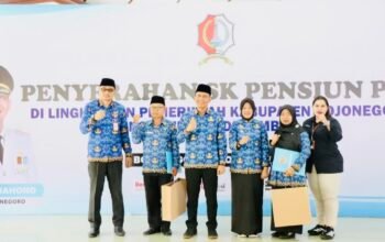 Pemkab Bojonegoro Serahkan SK Pensiun untuk 62 PNS