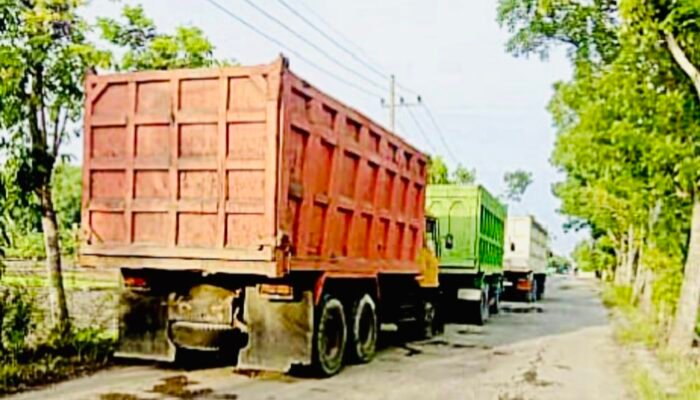 Anak-Anak Terancam, Truk Pasir Lewat Desa, Pemdes Kemamang Hanya Diam