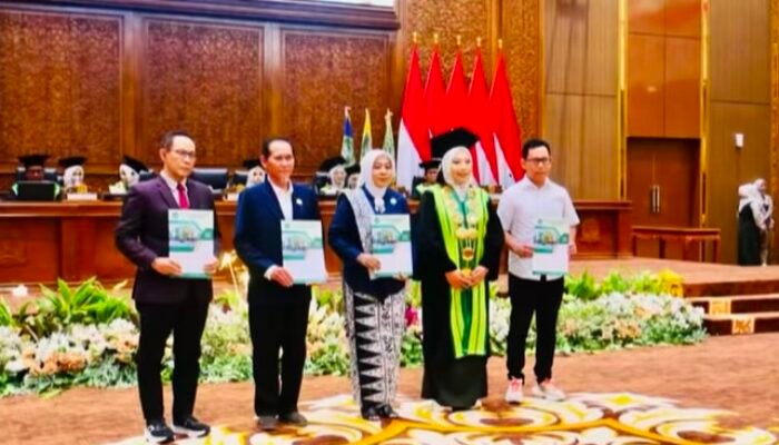 Wisuda dan Pelantikan Diploma Sarjana dan Profesi STIkes Rajekwesi Bojonegoro Berlangsung Hikmat